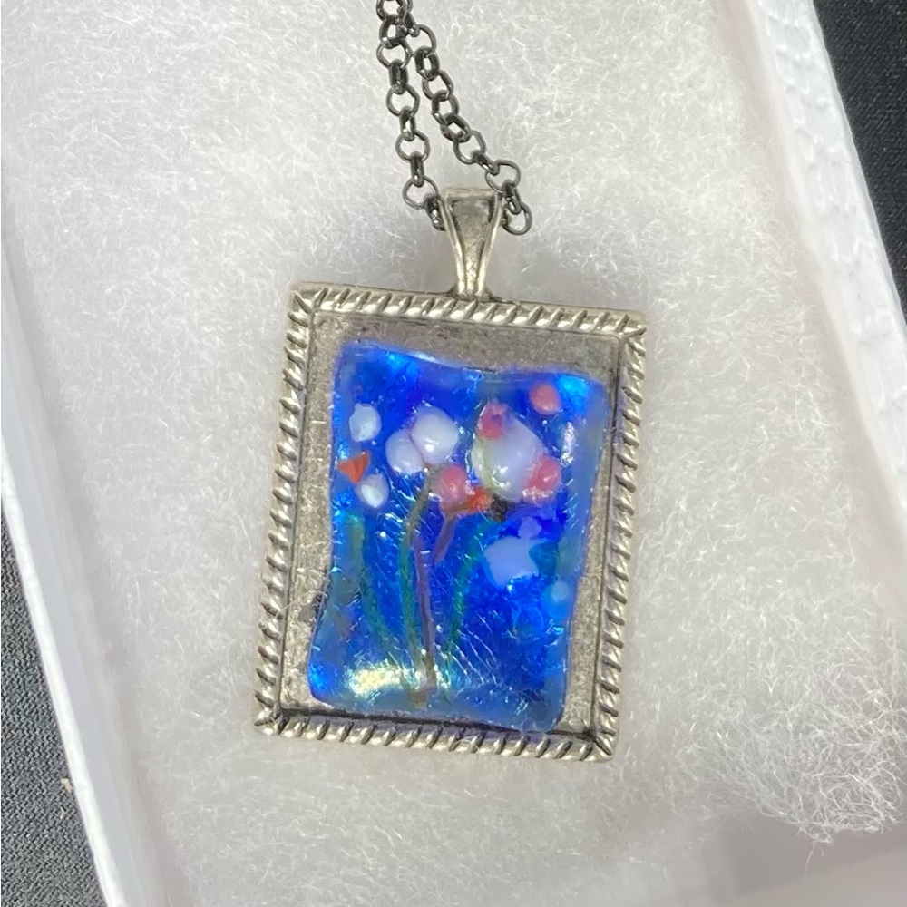 NWT Elegant Blue and Silver Pendant Necklace